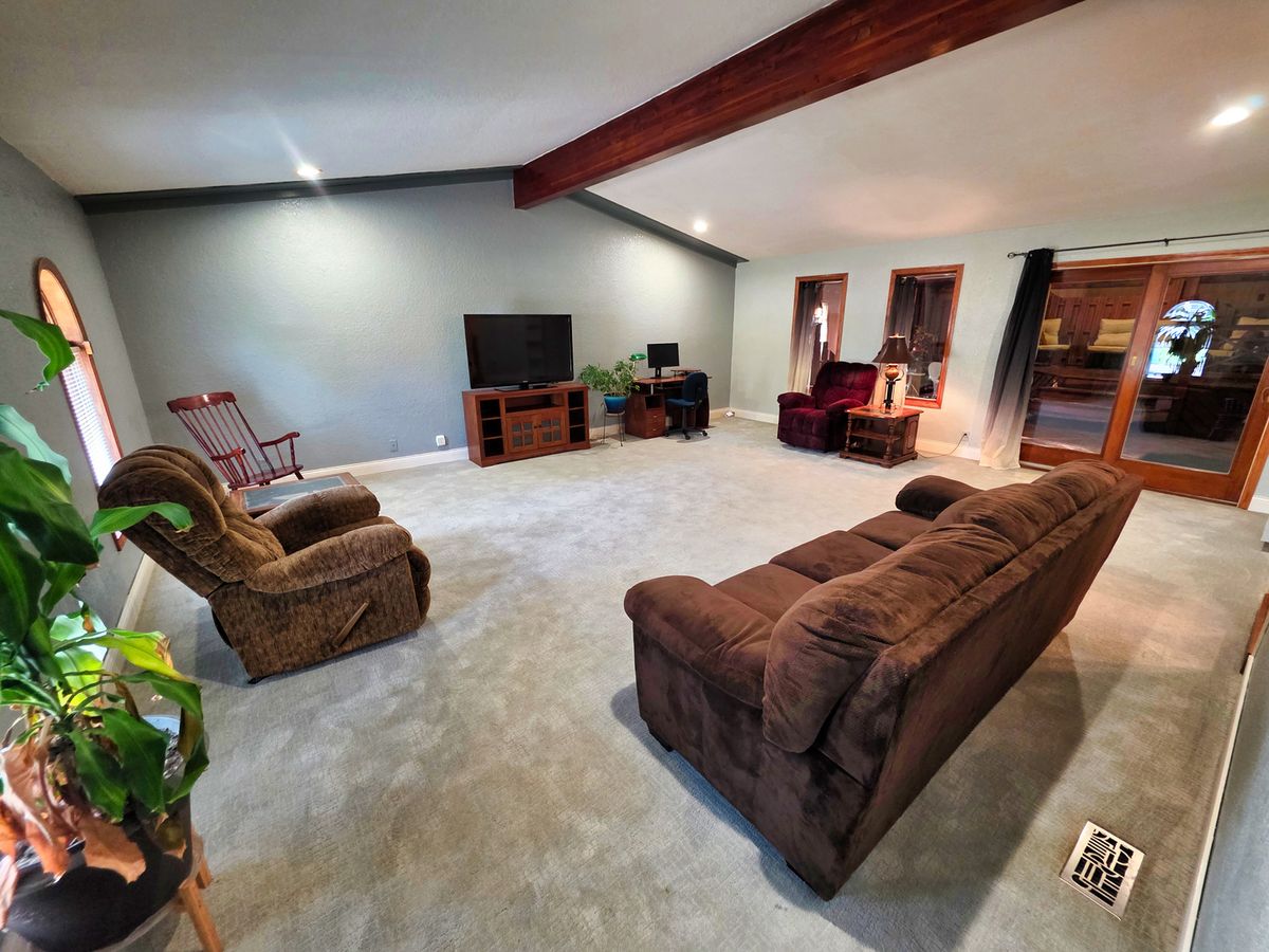 29 Stone Forge Pike, Flora, IL 62839