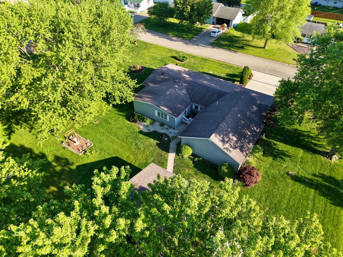 29 Stone Forge Pike, Flora, IL 62839