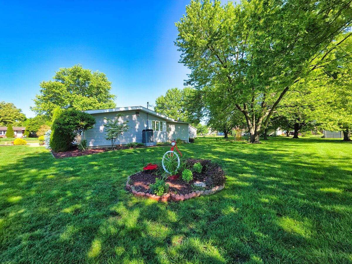 29 Stone Forge Pike, Flora, IL 62839