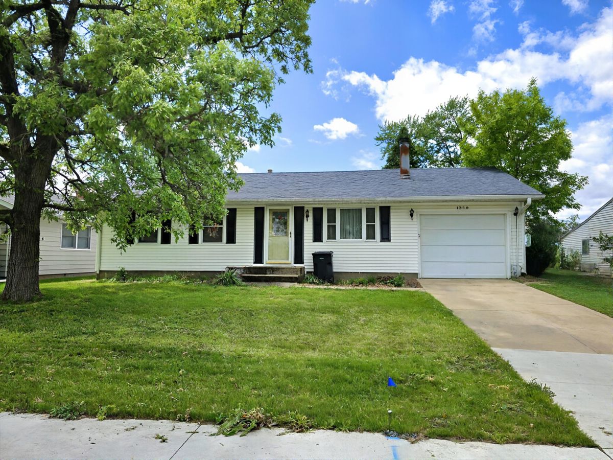 1350 Springdale Drive, Clinton, IA 52732