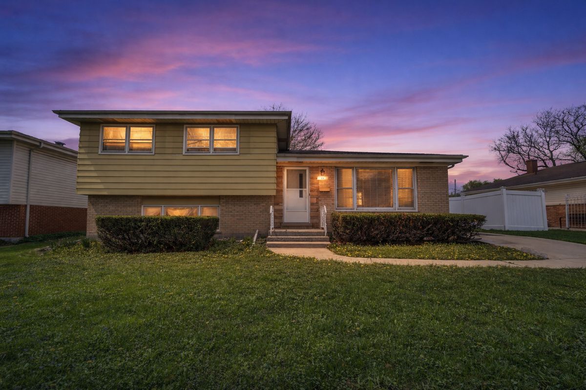 10 ADAMS Drive, Addison, IL 60101