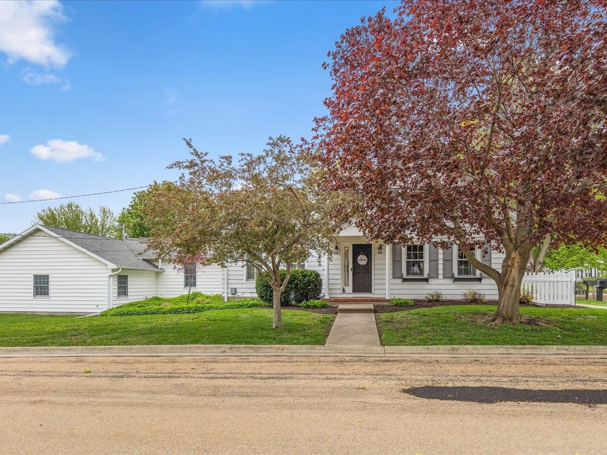 101 Hickory Street, Shannon, IL 61078