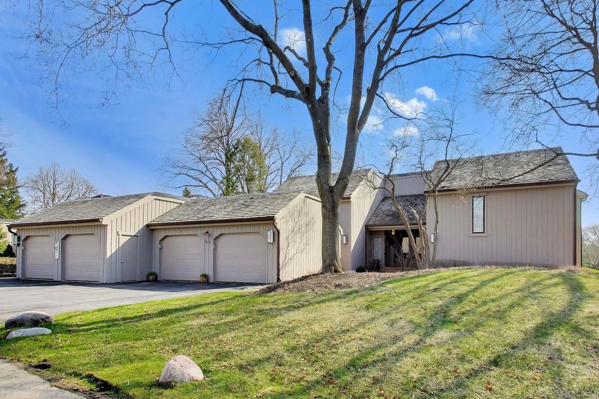 83 Thornhill Lane, Lake Barrington, IL 60010