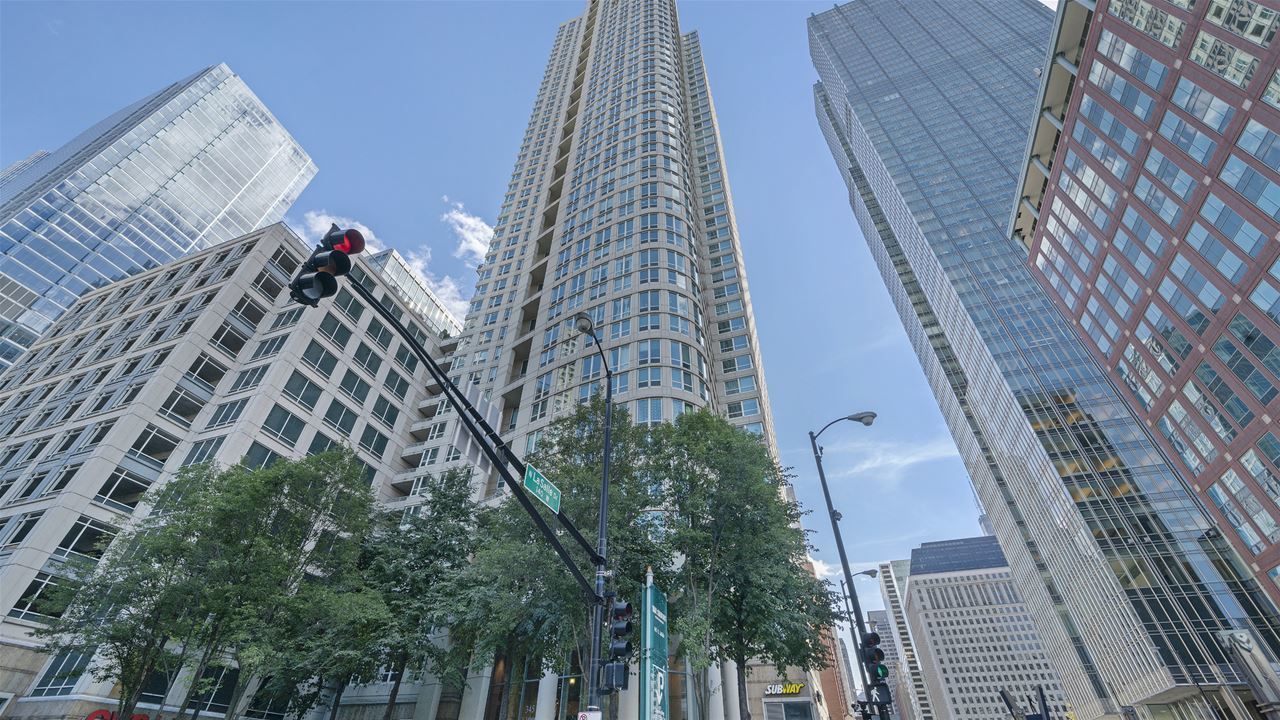 345 N La Salle Drive #3404 — Chicago, IL 60654