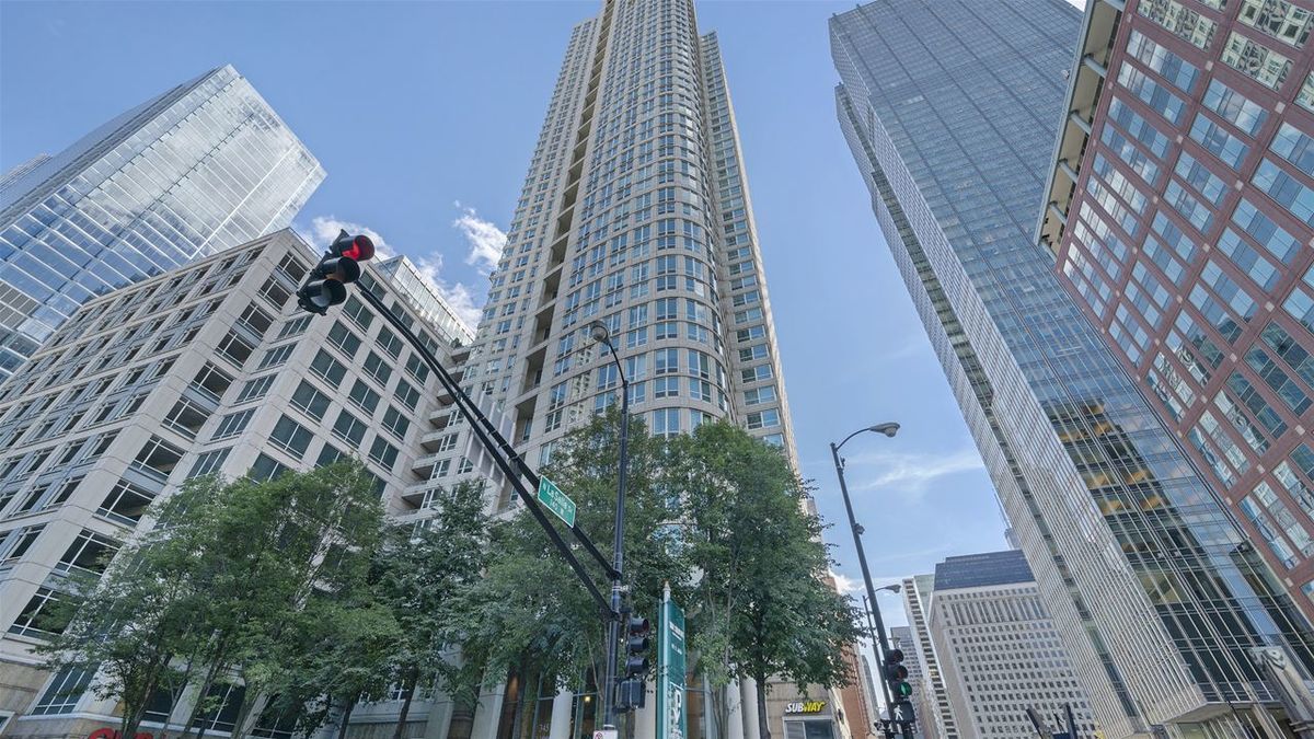 345 La Salle Drive, Chicago, IL 60654