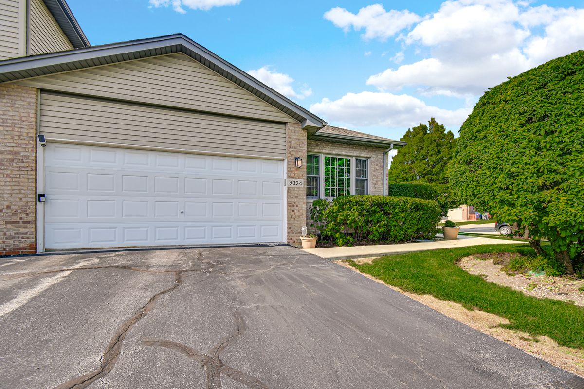 9324 S 79th Avenue #9324, Hickory Hills, IL 60457