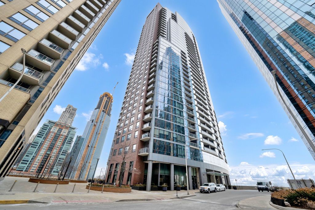 450 Waterside Drive, Chicago, IL 60601