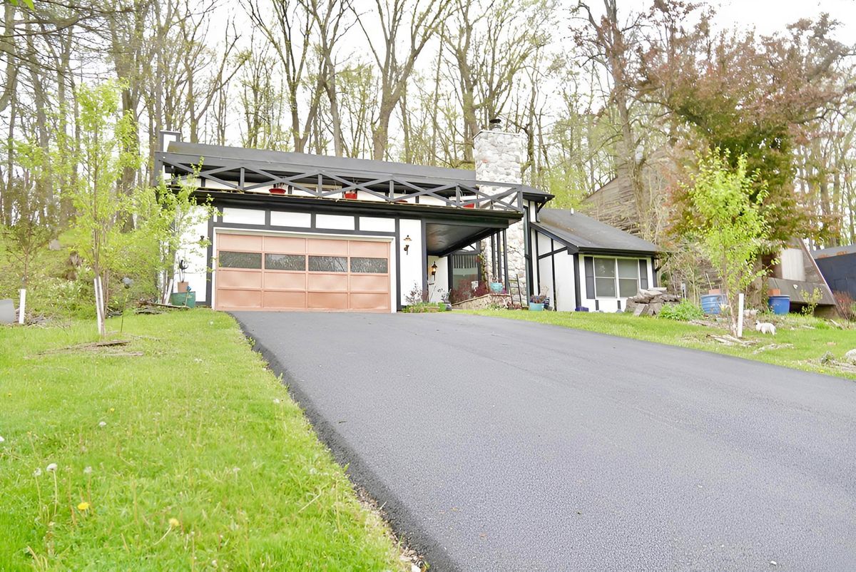 456 Roxbury Road, Valparaiso, IN 46385