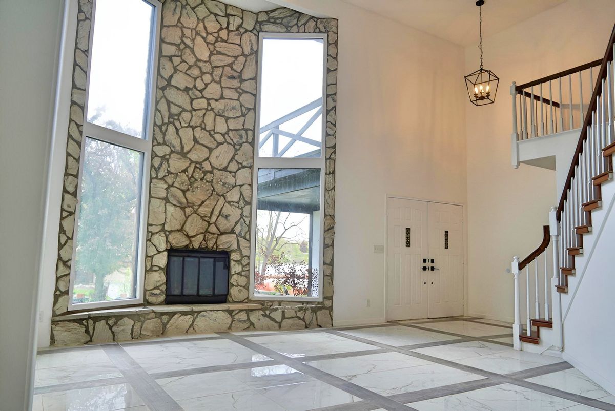 456 Roxbury Road, Valparaiso, IN 46385