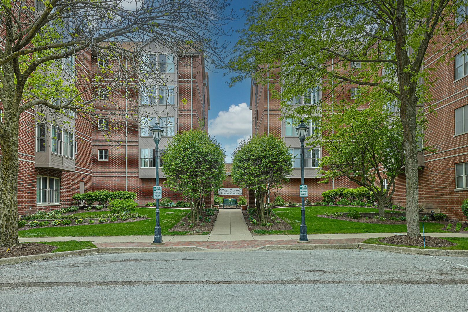 27 E Hattendorf Avenue #213 — Roselle, IL 60172