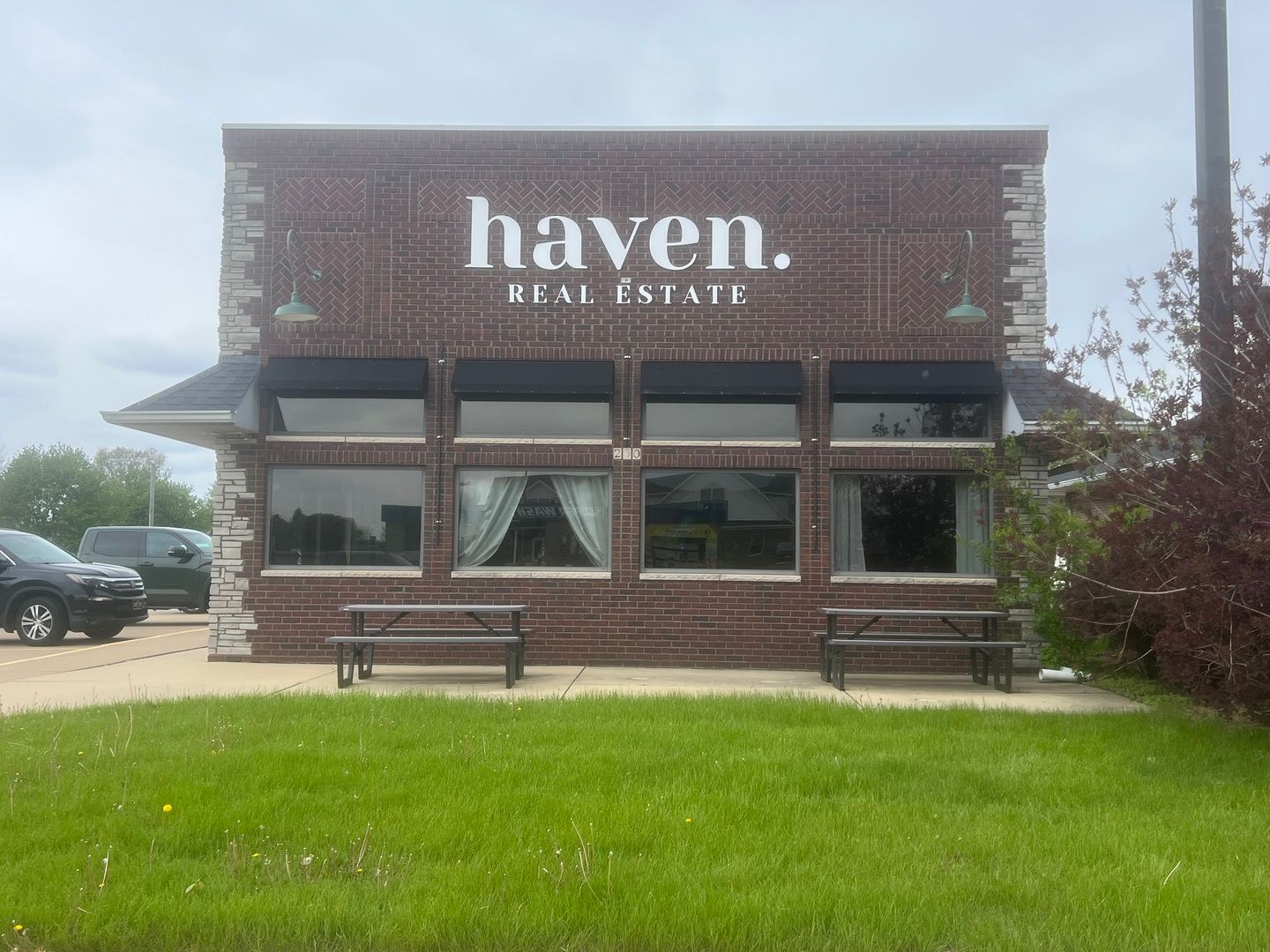 230 S 9th Avenue — Eldridge, IA 52748