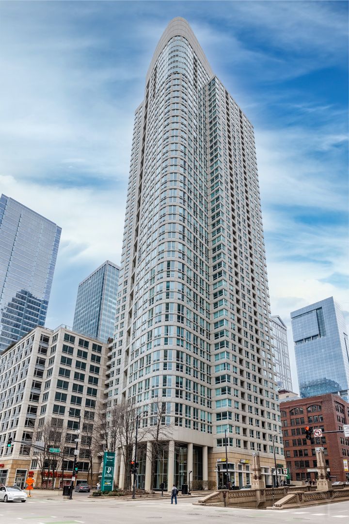 345 LaSalle Drive, Chicago, IL 60654