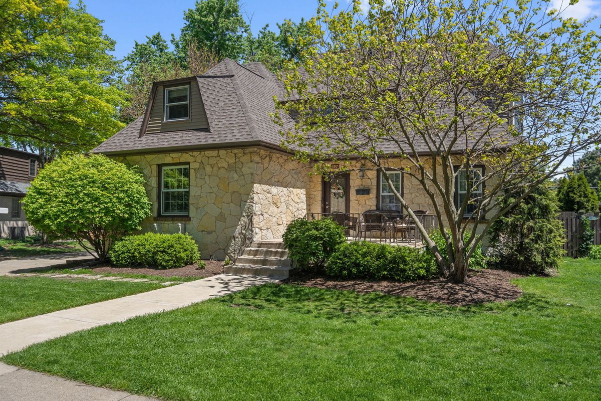 397 Holly Avenue, Elmhurst, IL 60126