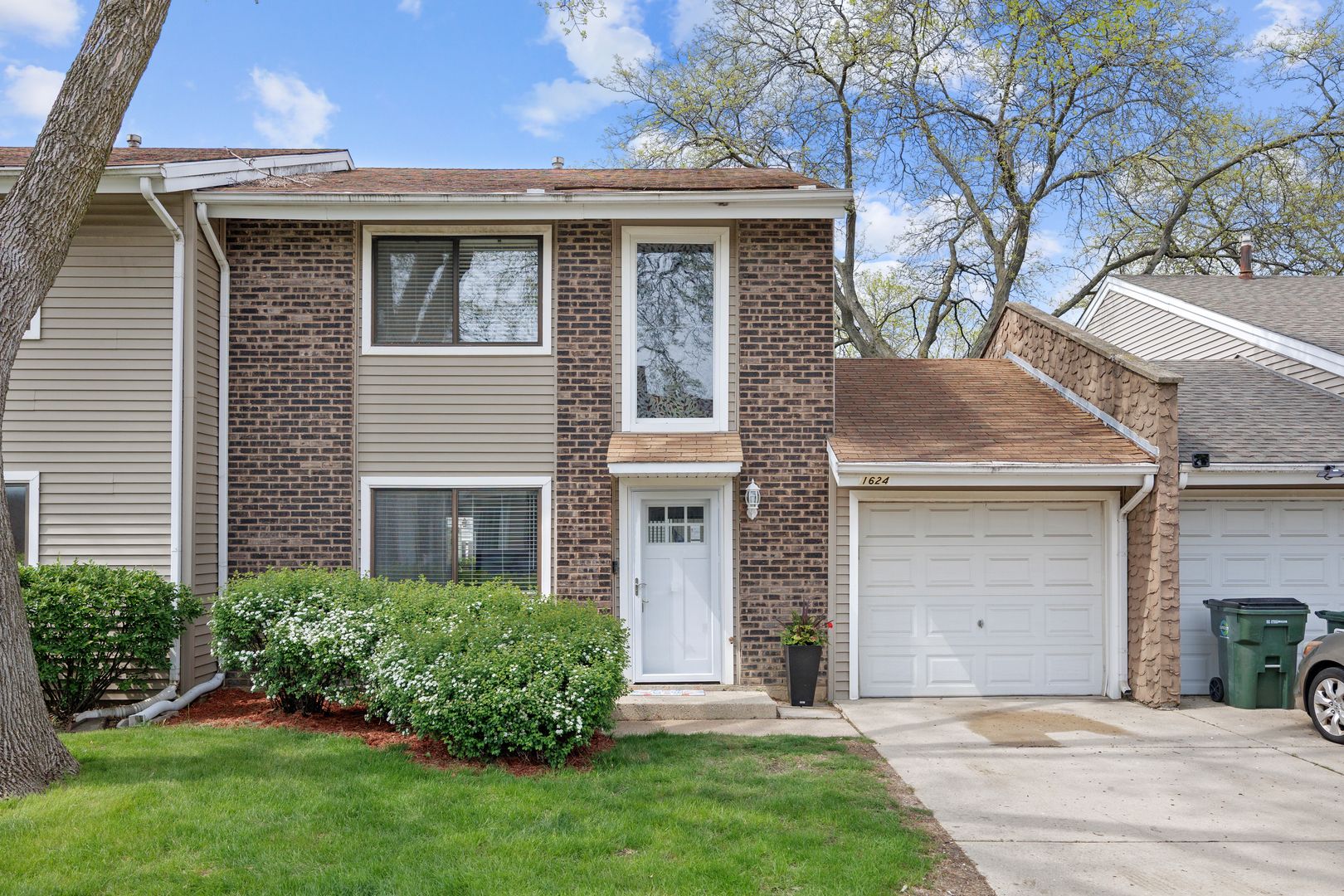 1624 E Waterford Lane #1624 — Palatine, IL 60074