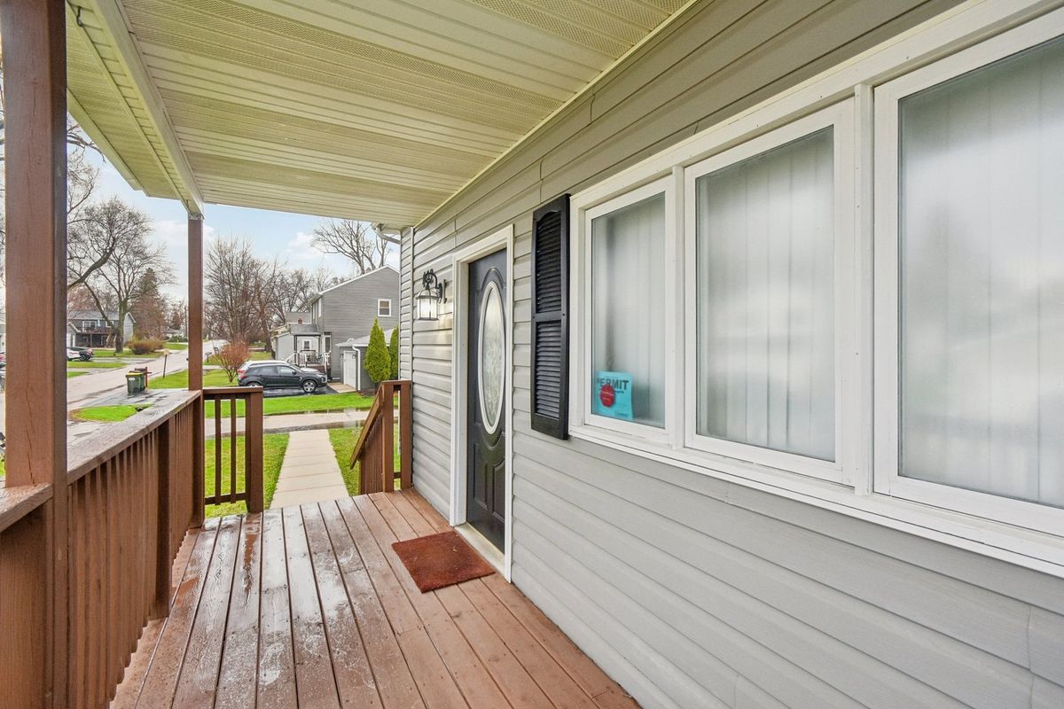402 Lily Lane, Lakemoor, IL 60051