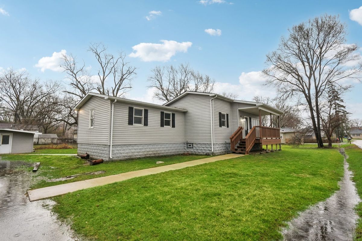 402 Lily Lane, Lakemoor, IL 60051