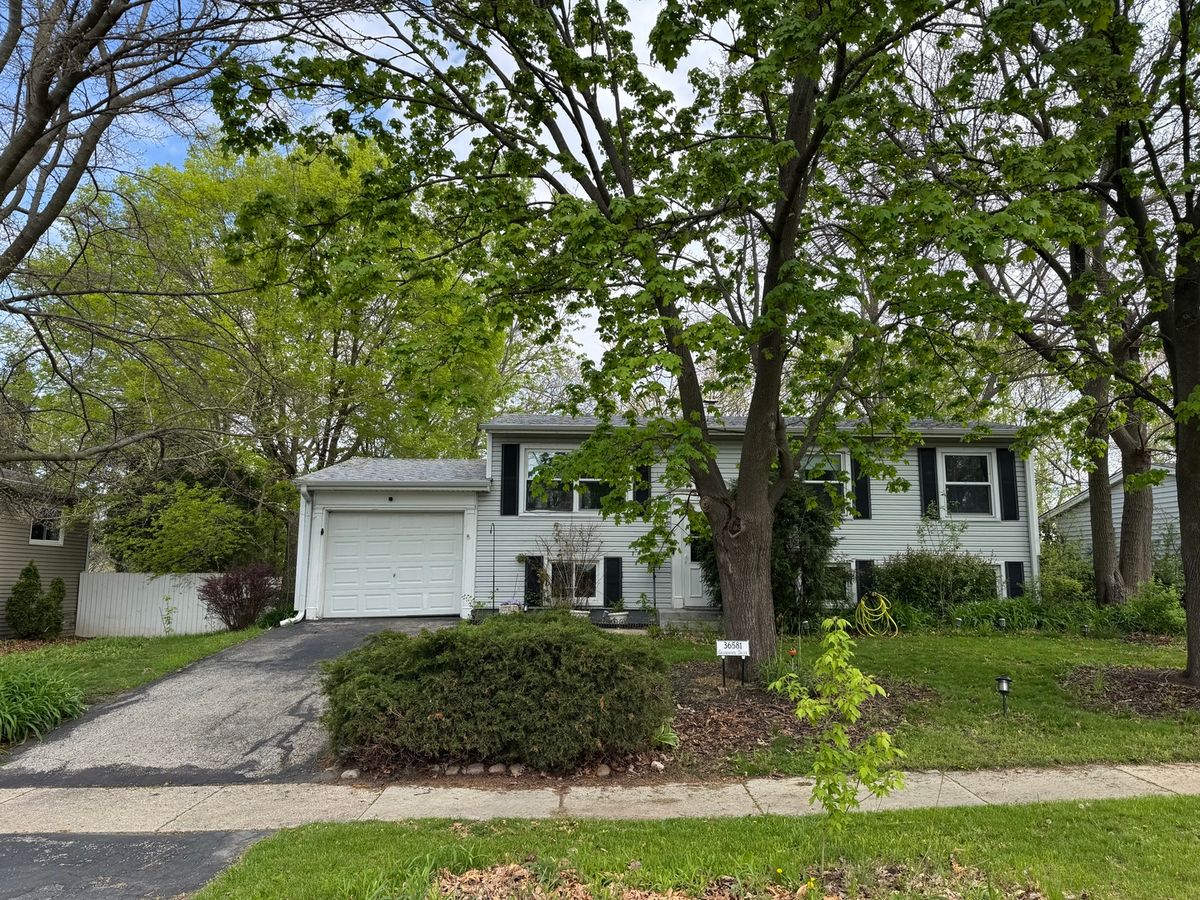 36581 Grandwood Drive, Gurnee, IL 60031