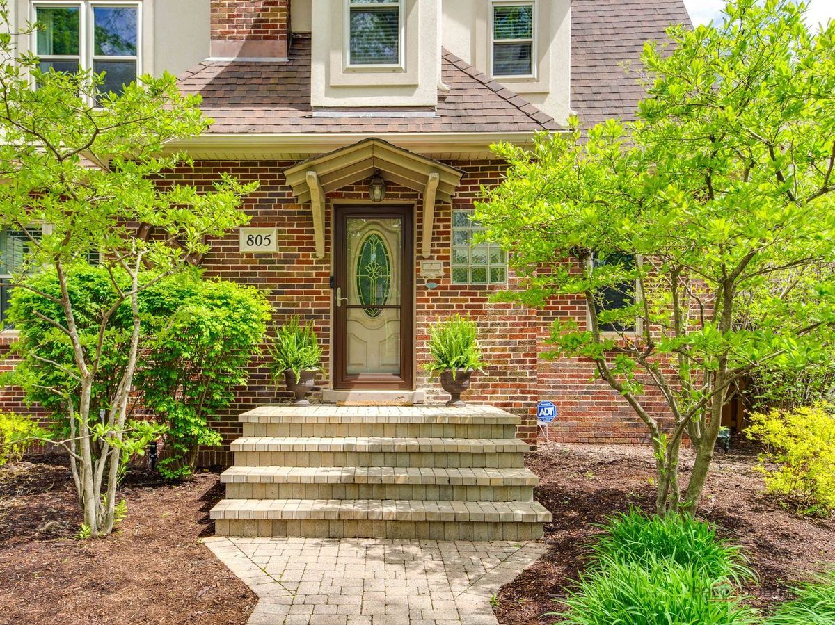 805 S Mitchell Avenue, Arlington Heights, IL 60005