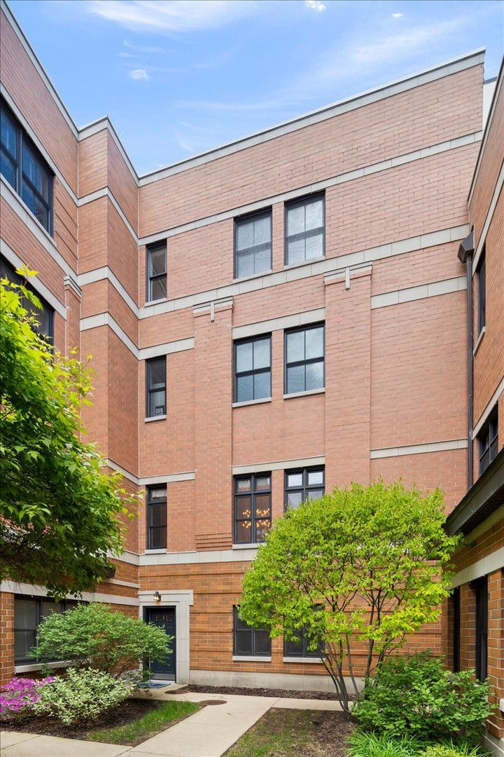 3842 SOUTHPORT Avenue, Chicago, IL 60611