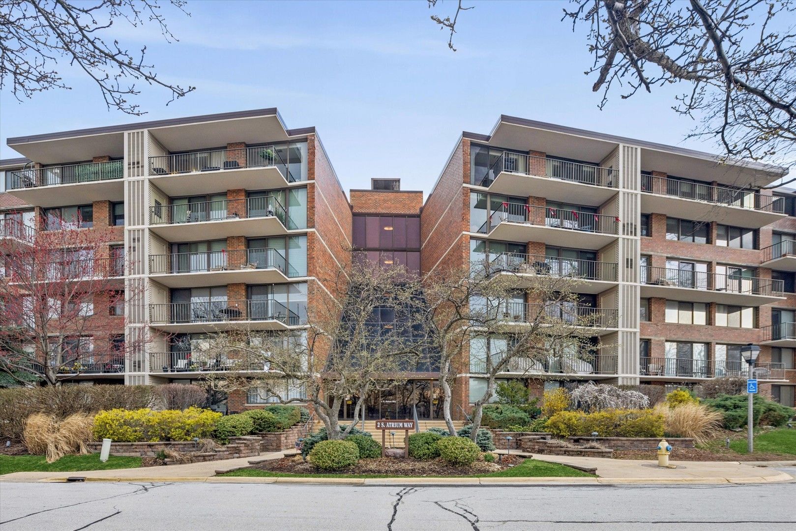 2 S ATRIUM Way #603 — Elmhurst, IL 60126