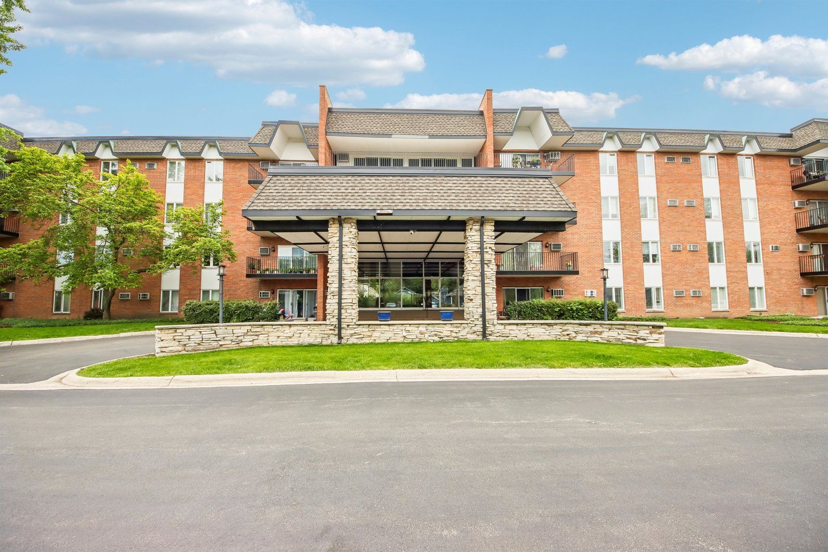 4225 Saratoga Avenue #415B — Downers Grove, IL 60515