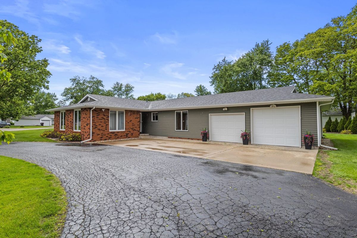 405 N First Street, Fisher, IL 61843