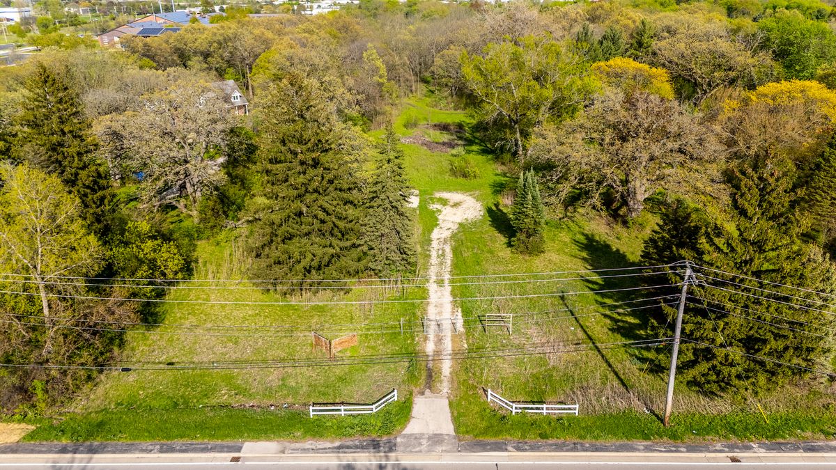 1001 Hunt Club Road, Gurnee, IL 60031