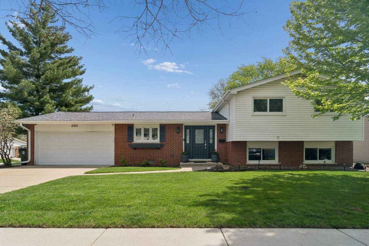 2305 Williamsburg Street, Arlington Heights, IL 60004