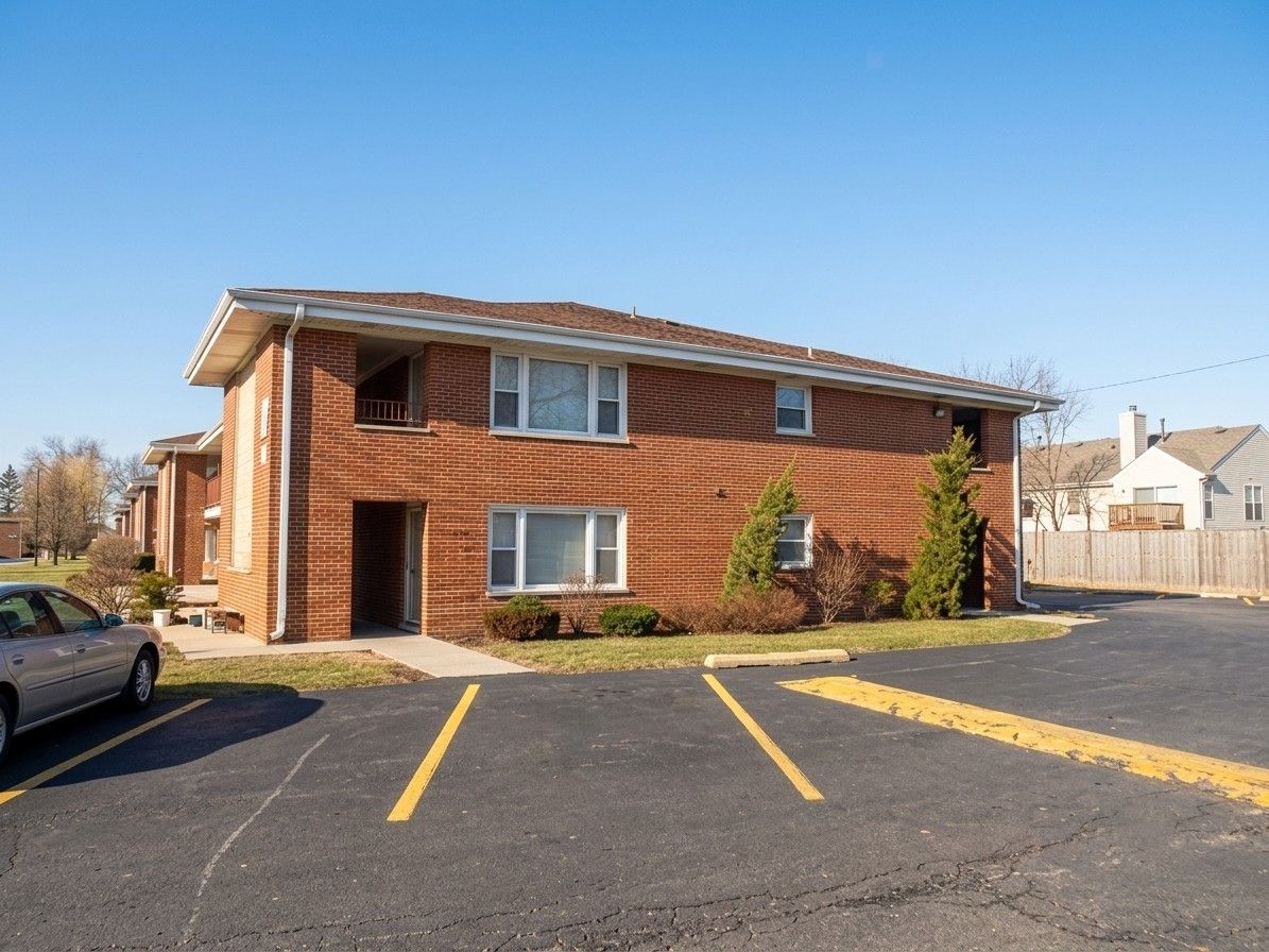 1101 E Algonquin Road #18 — Arlington Heights, IL 60005