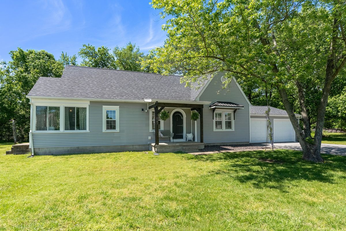 1627 S Division Street, Carterville, IL 62918