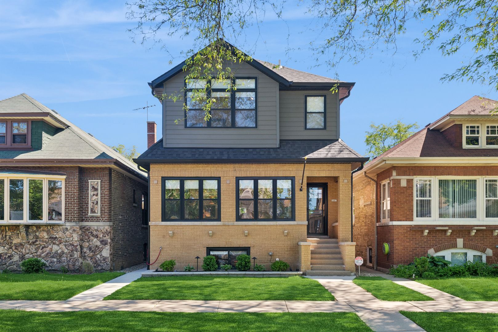 5407 W Pensacola Avenue — Chicago, IL 60641
