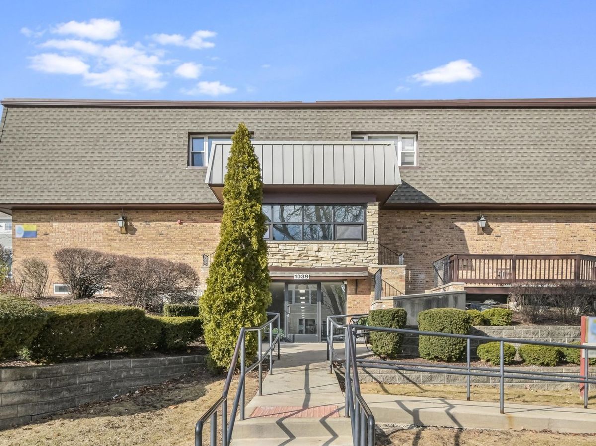 1039 College Avenue, Wheaton, IL 60187