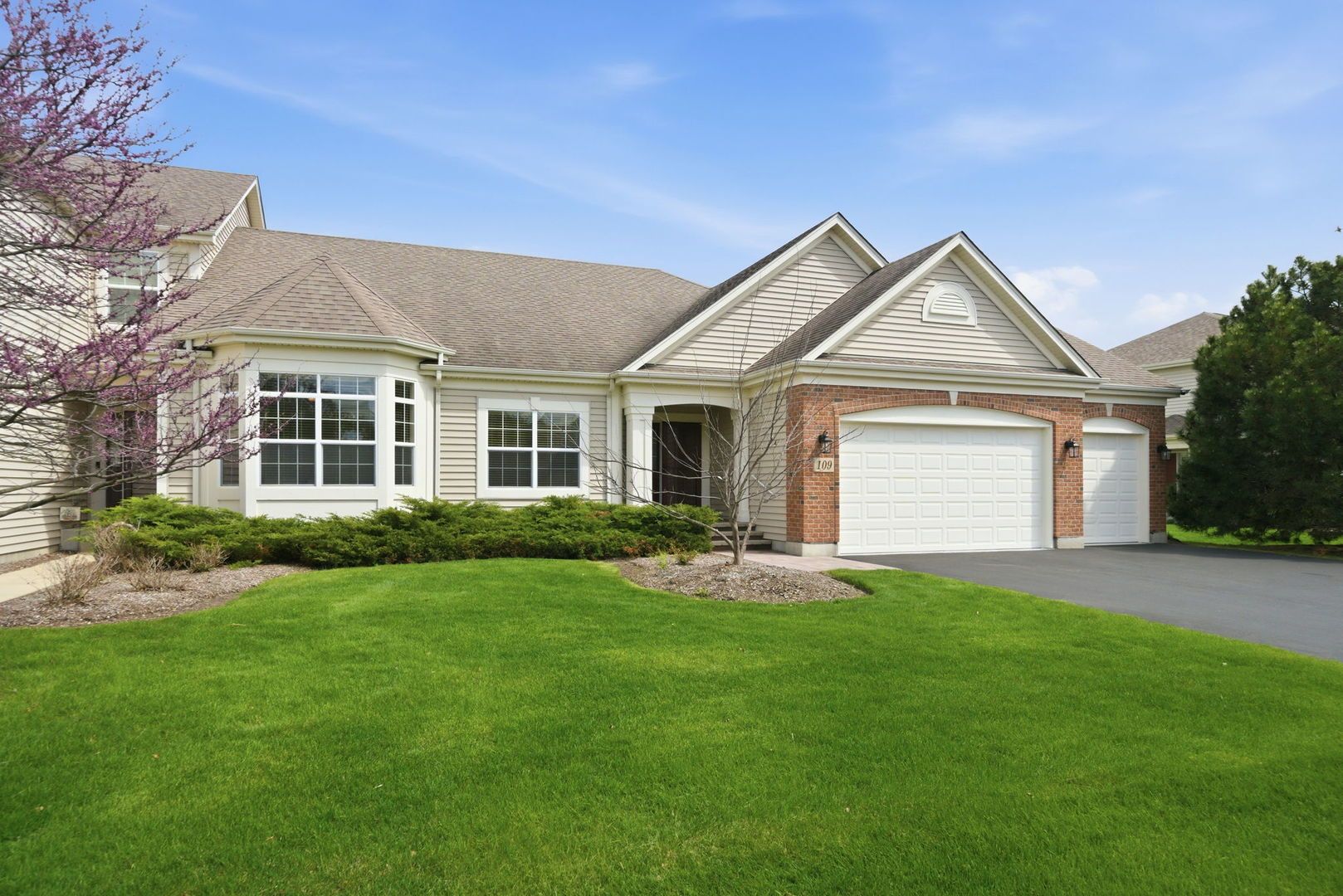 109 Valencia Parkway — Gilberts, IL 60136
