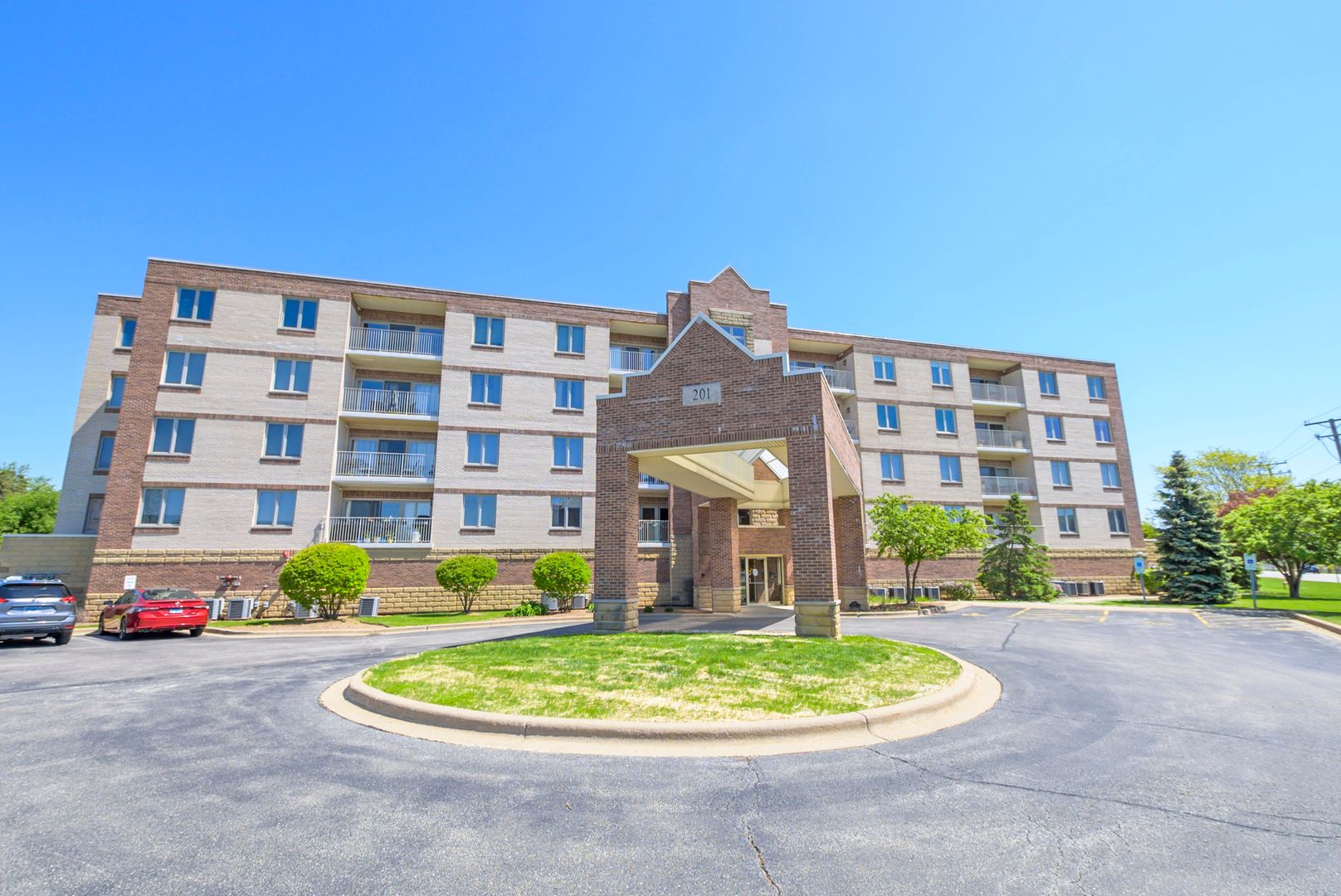 201 W Brush Hill Road #305 — Elmhurst, IL 60126