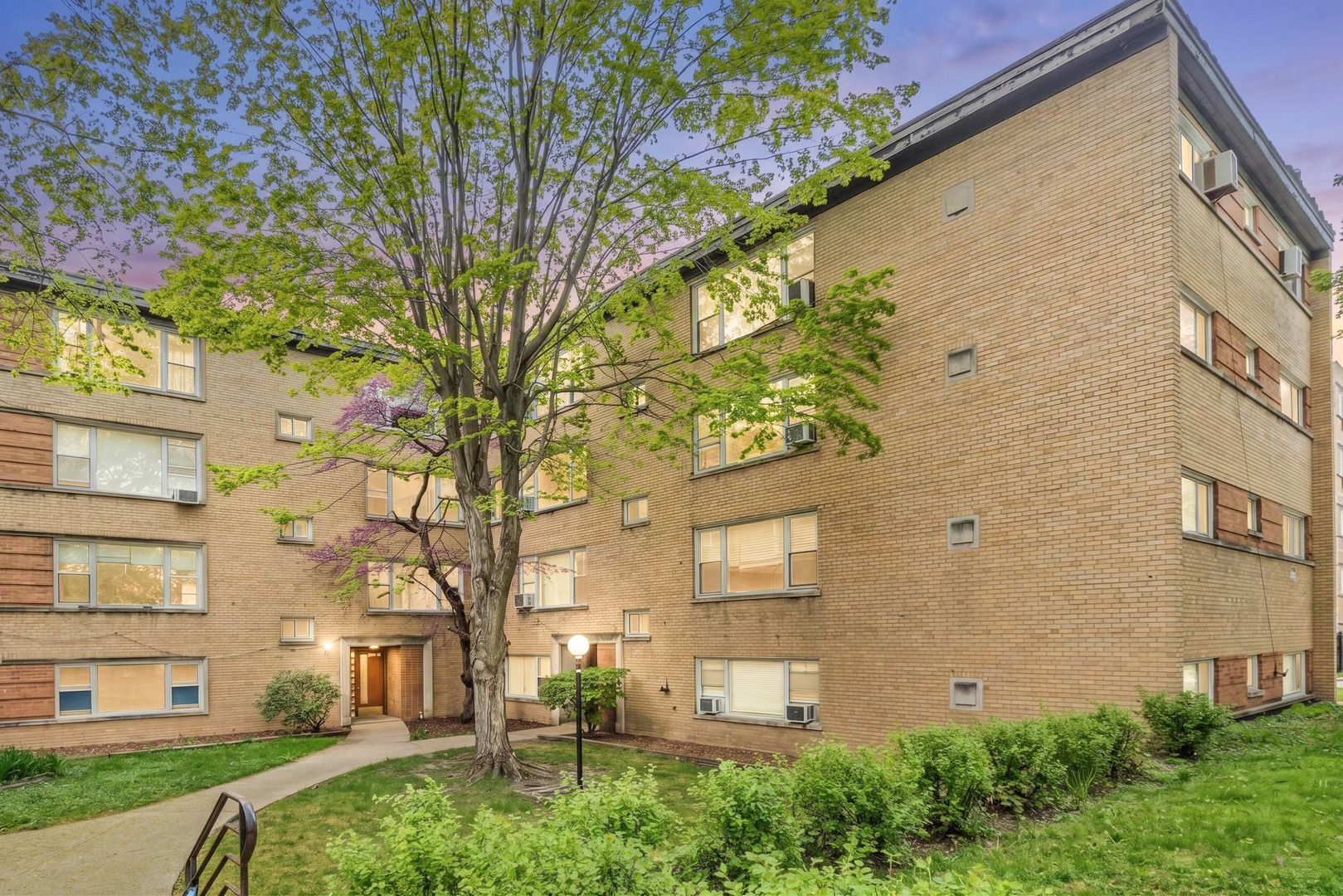 6146 N Damen Avenue #3H — Chicago, IL 60659