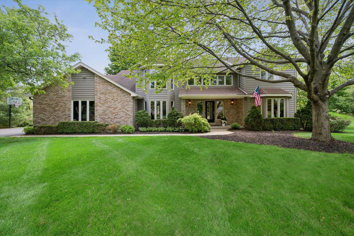 2 Fenview Court, Oakwood Hills, IL 60013