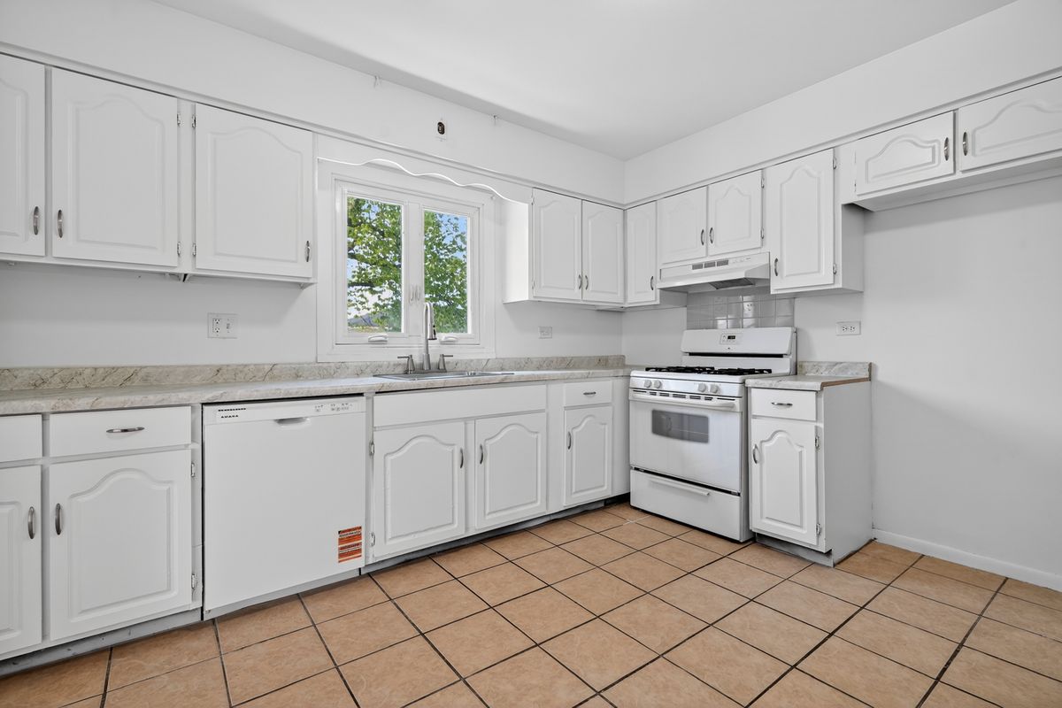 4420 VERNON Avenue, Brookfield, IL 60513
