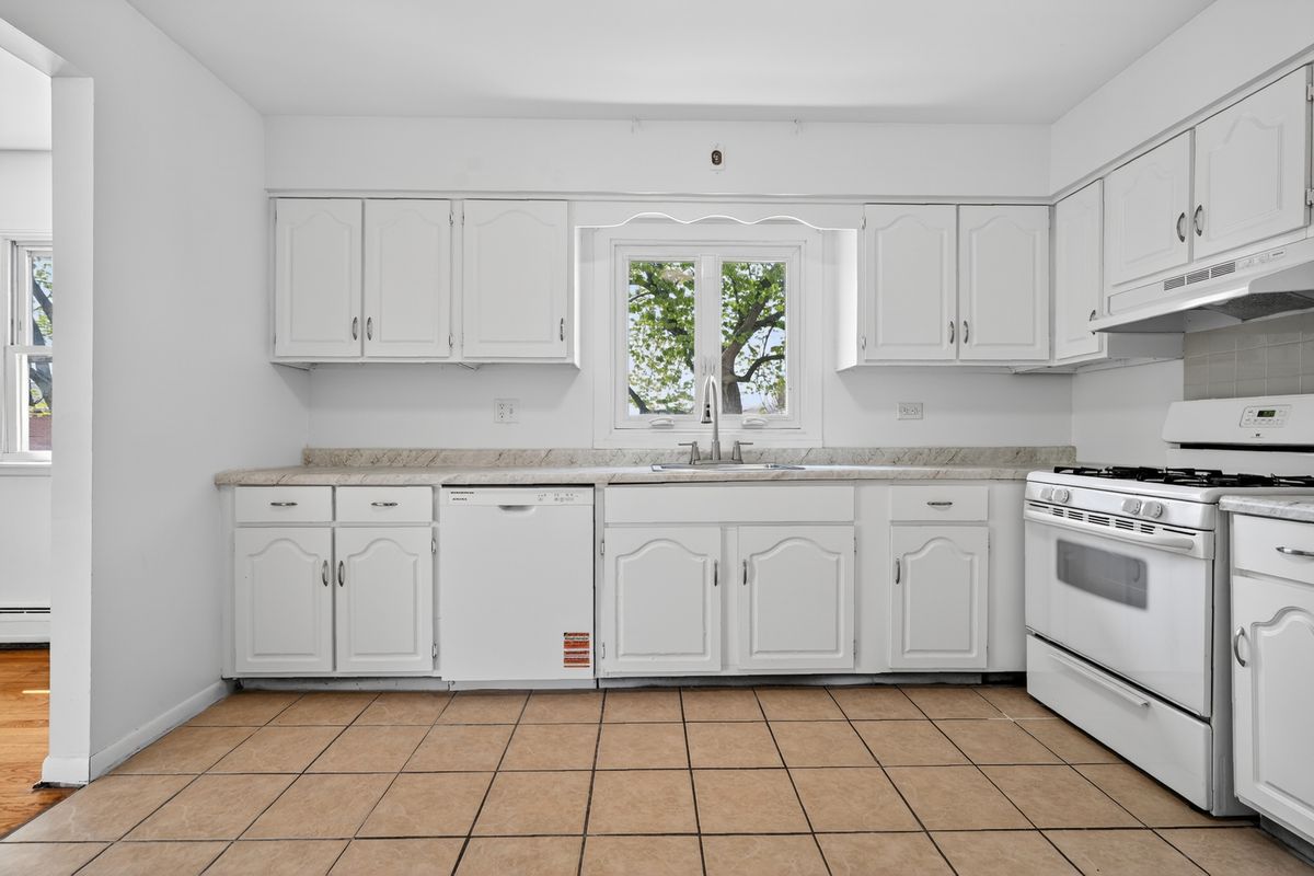 4420 VERNON Avenue, Brookfield, IL 60513