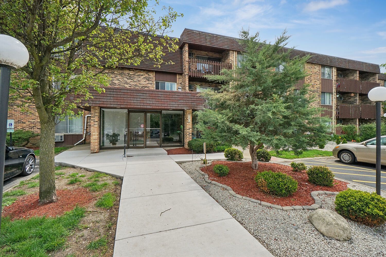 940 E Old Willow Road #307 — Prospect Heights, IL 60070