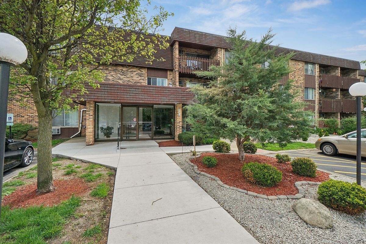 940 Old Willow Road, Prospect Heights, IL 60070