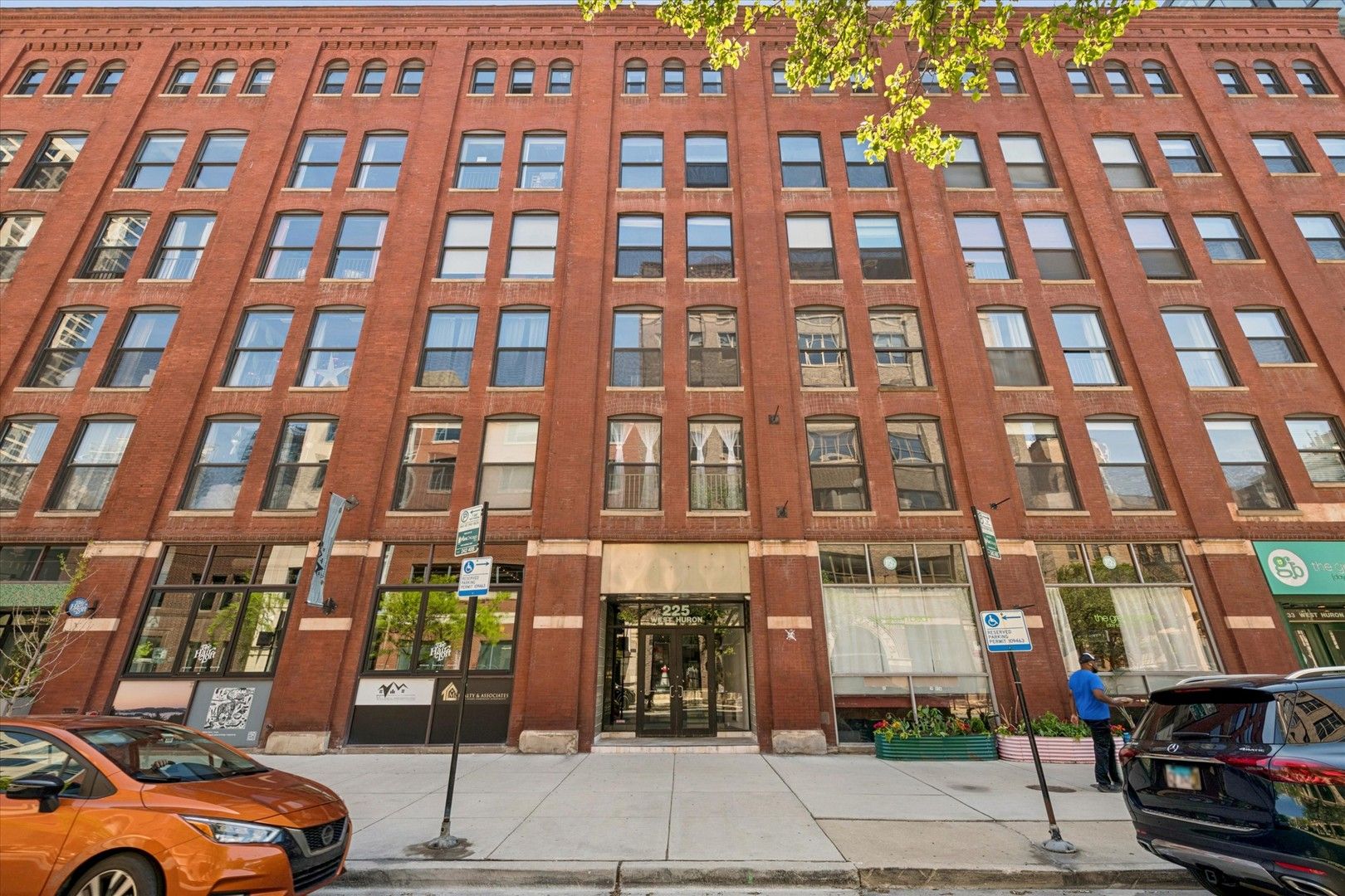 225 W Huron Street #419 — Chicago, IL 60654