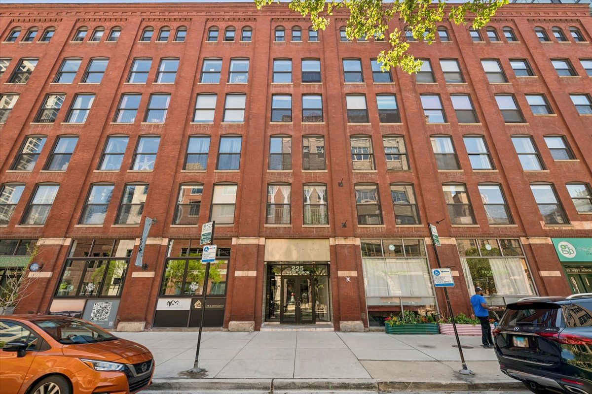 225 Huron Street, Chicago, IL 60654