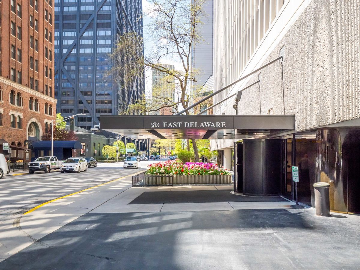 200 Delaware Place, Chicago, IL 60611