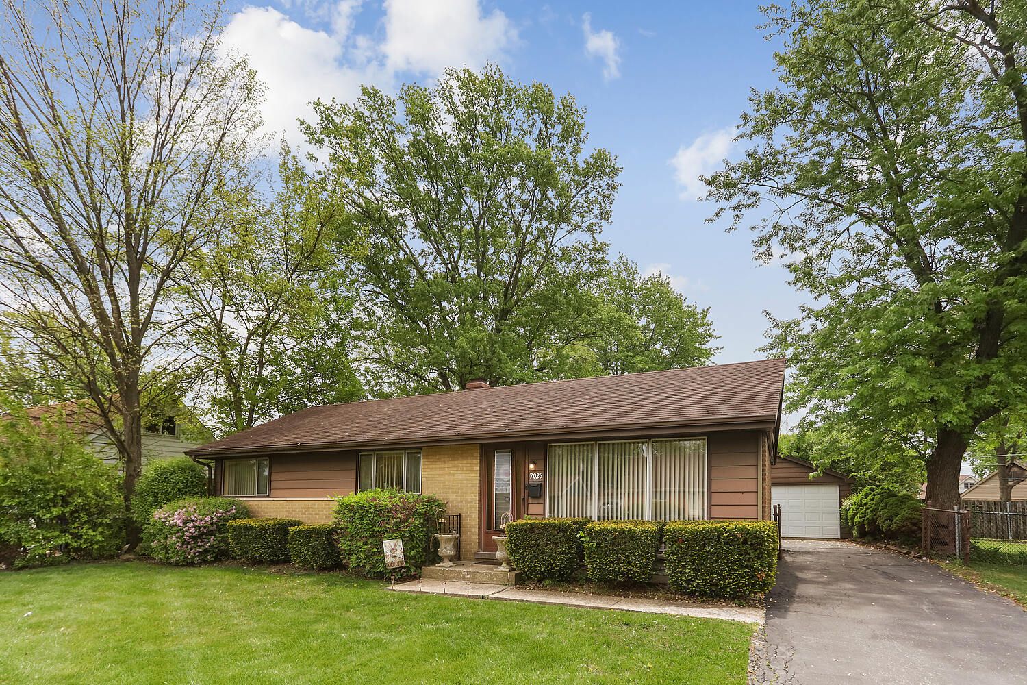7025 Saratoga Drive — Bridgeview, IL 60455