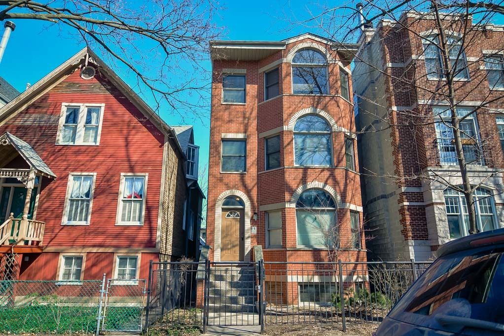 3713 N Janssen Avenue #3 — Chicago, IL 60613