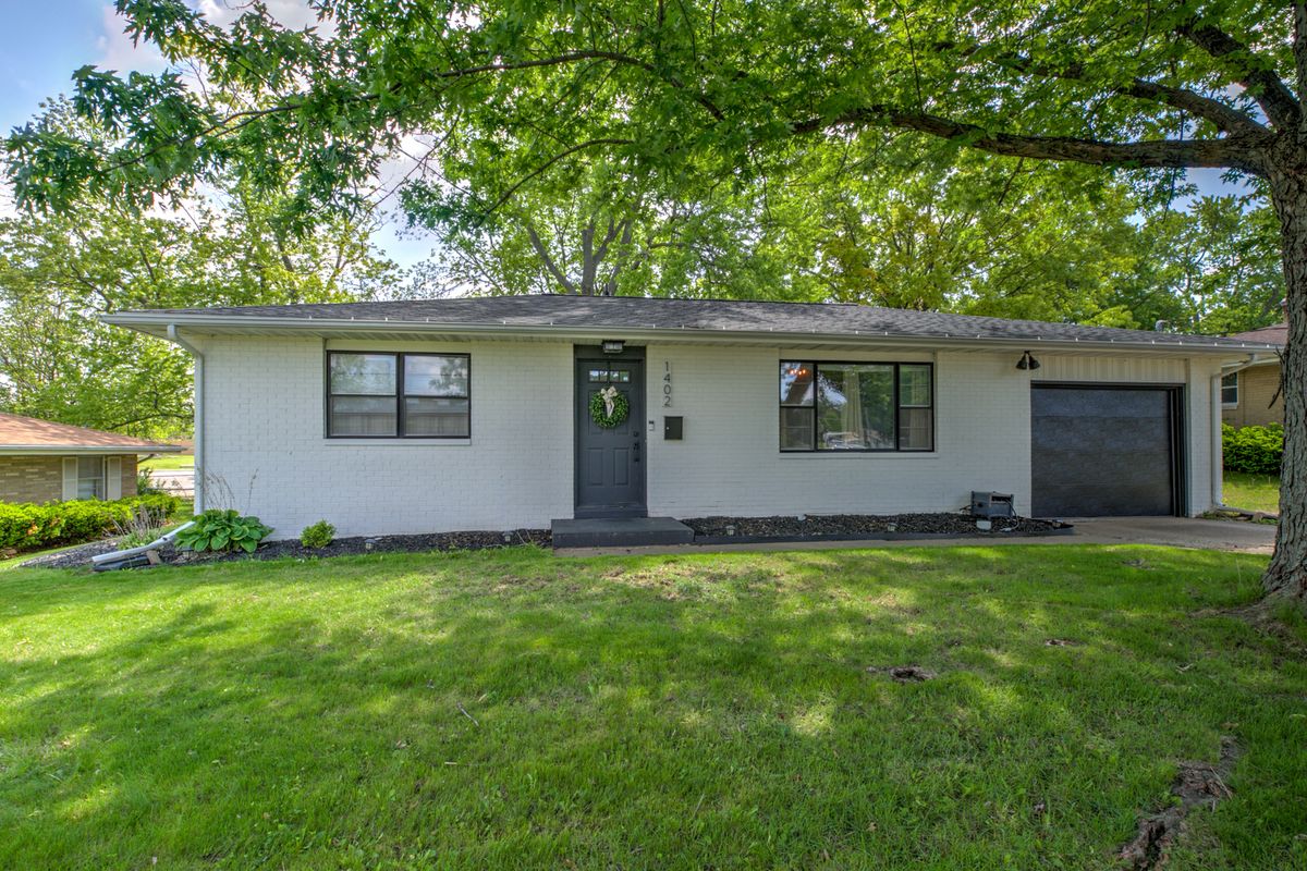 1402 HILLTOP Drive, Pekin, IL 61554