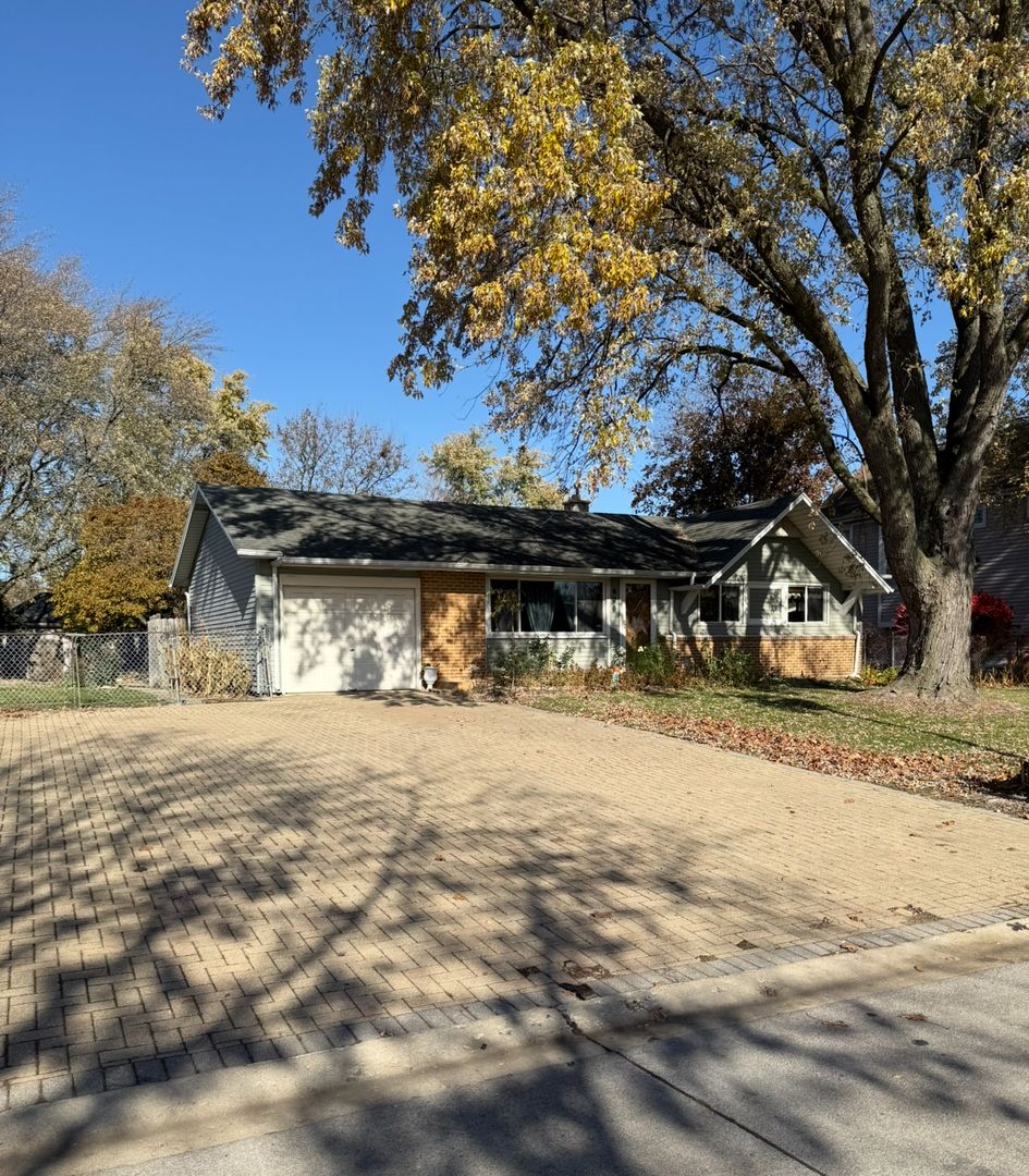 655 W Comstock Avenue — Elmhurst, IL 60126