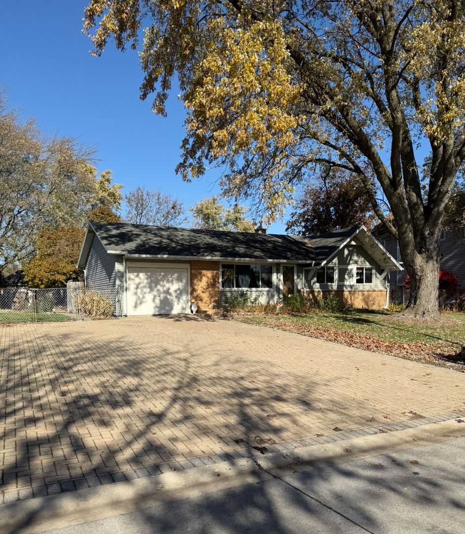 655 W Comstock Avenue — Elmhurst, IL 60126