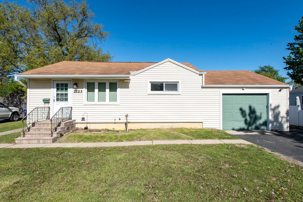 2123 McAree Road, Waukegan, IL 60087