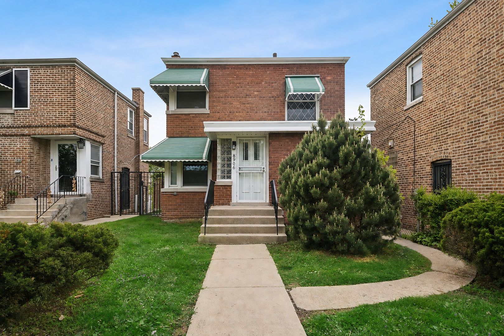 8906 S Crandon Avenue — Chicago, IL 60617